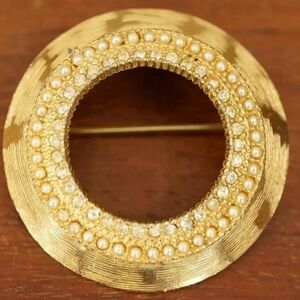 BENEDIKT NY Vintage Gold Tone Circle Rhinestone & Pearl Brooch